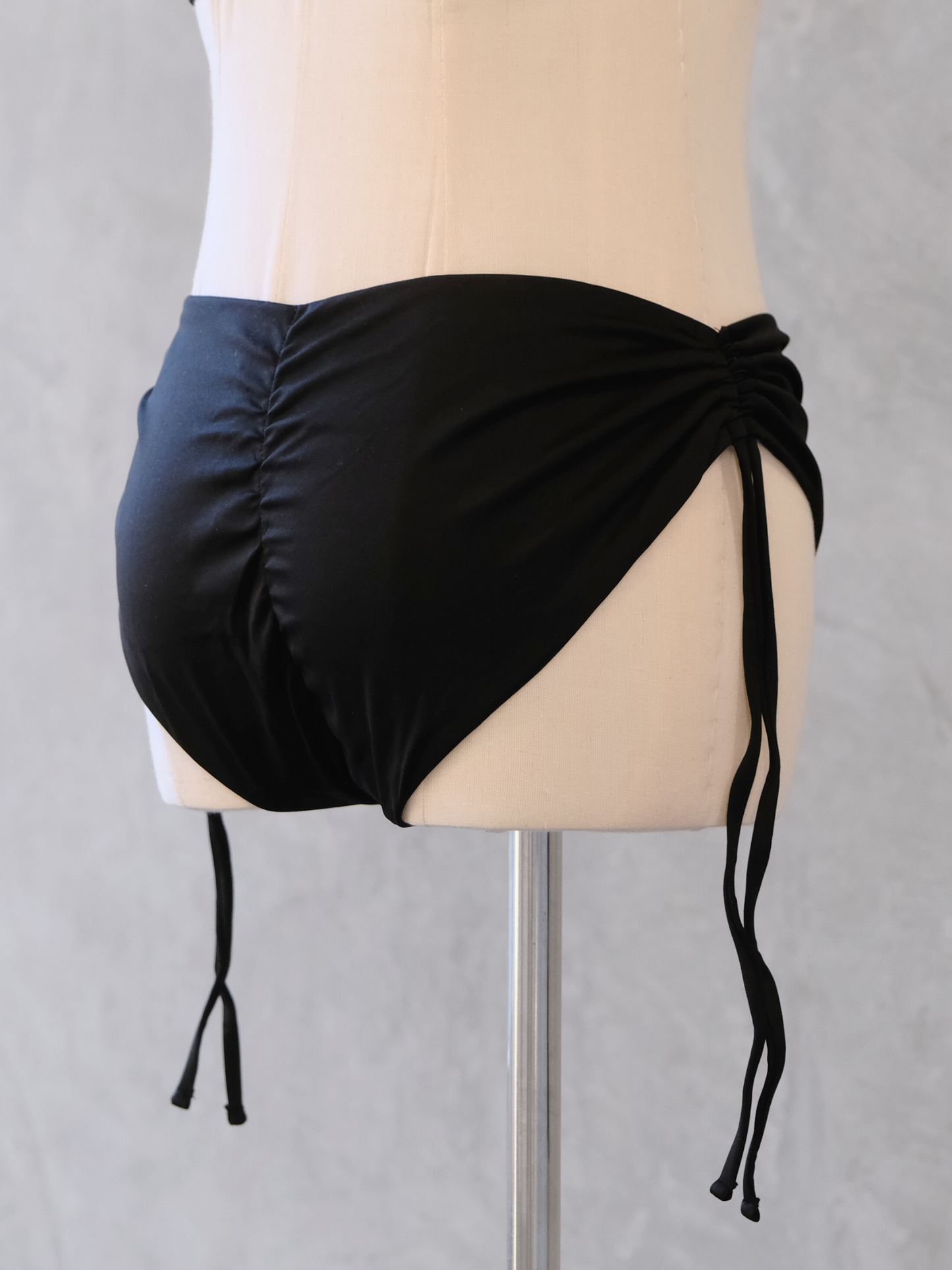Yogini Bottom Noir